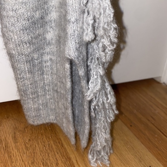 Juniper Blu Gray Fringed Sweater- ONLY WORN ONCE! - Picture 4 of 6